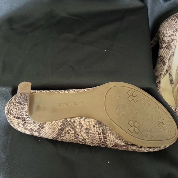 NATURALIZER~SNAKE SKIN PUMPS~8.5 - Picture 10 of 13